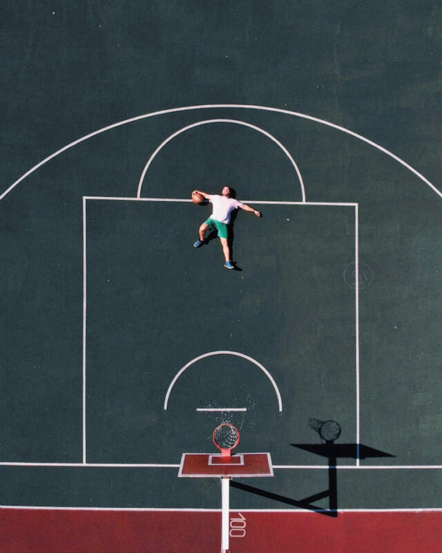 Ein Mann liegt auf einem Basketballfeld
