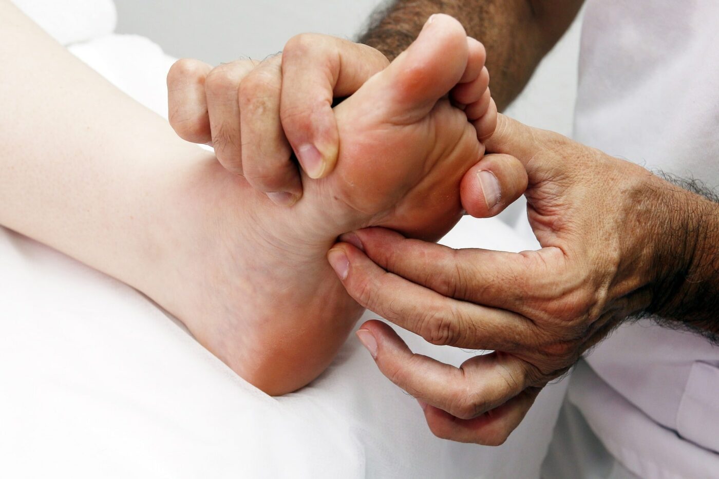 Der Arzt behandelt den Fuß eines Patienten